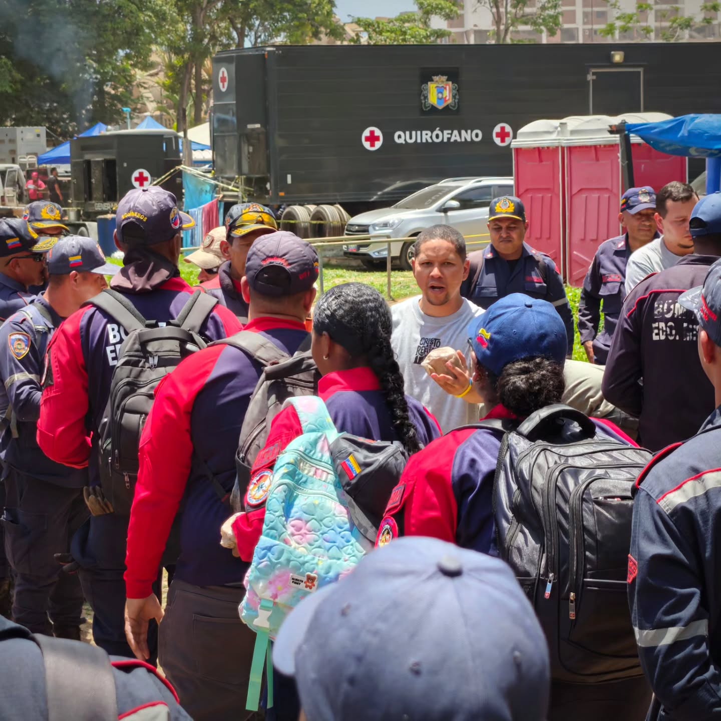 Voluntarios distribuyendo ayuda humanitaria en zona afectada