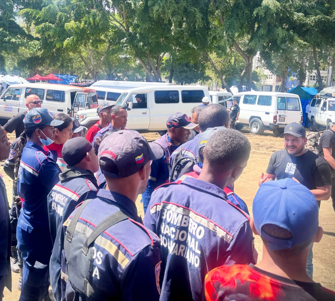 Entrega de alimentos y agua a familias damnificadas