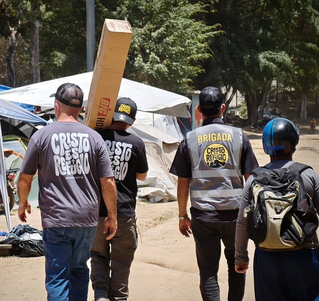 Rescatistas trabajando en la búsqueda de sobrevivientes