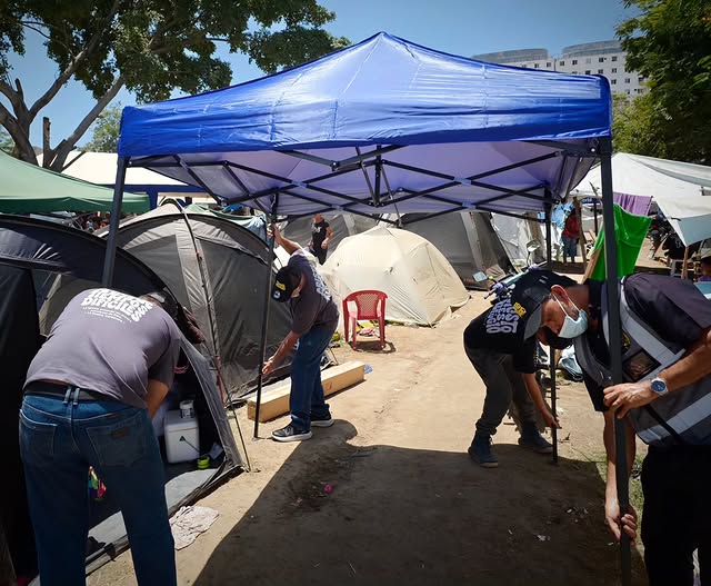 Familia recibiendo apoyo y consuelo