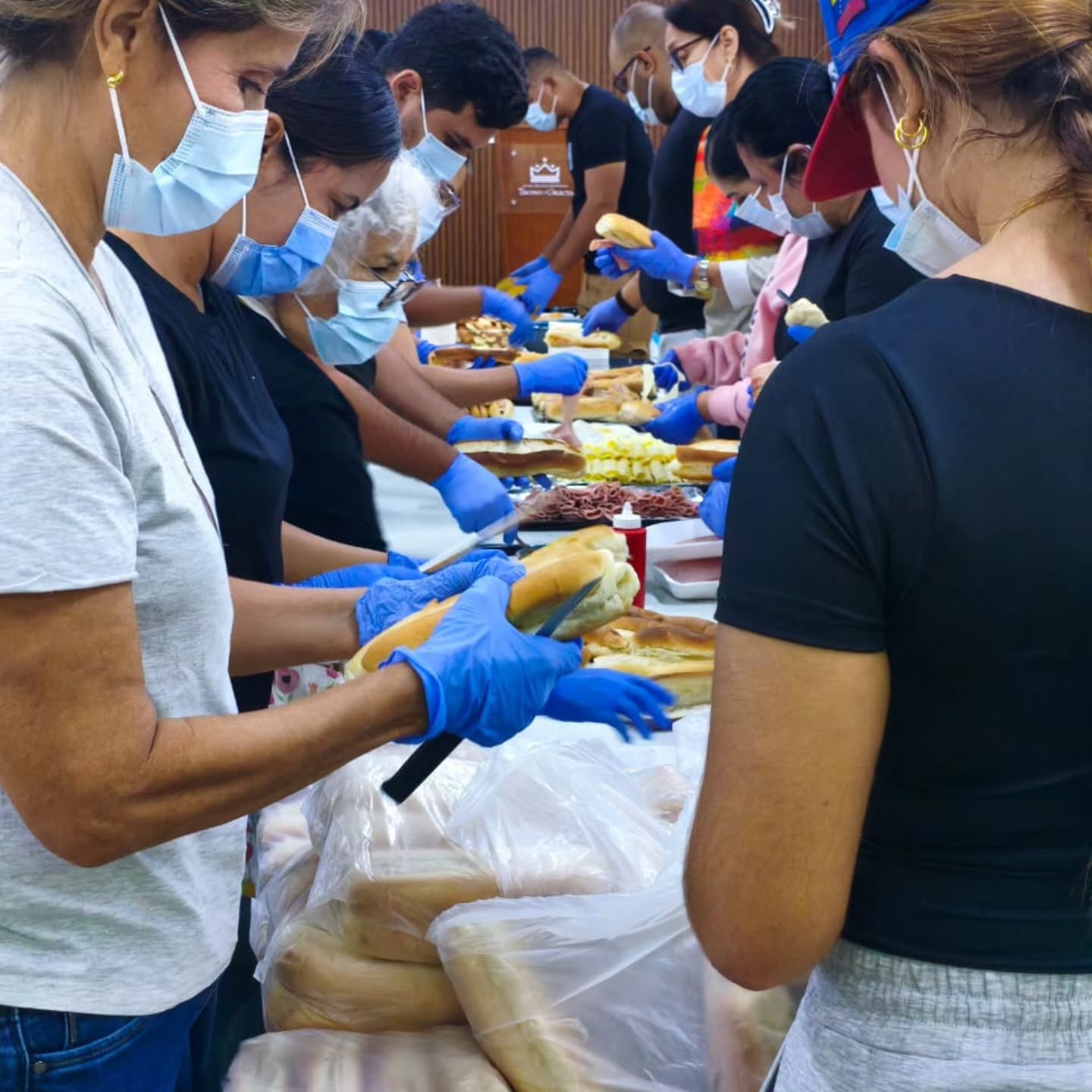 Voluntarios organizando kits de ayuda