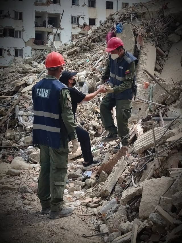 Equipo de rescate en la zona de desastre