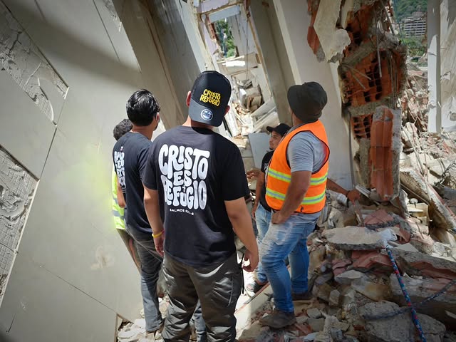 Voluntarios sirviendo comida caliente